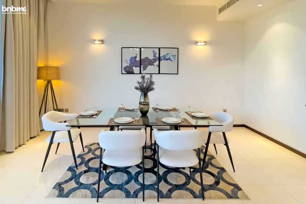 1B-Tiara Aquamarine-G05 by bnbme homes