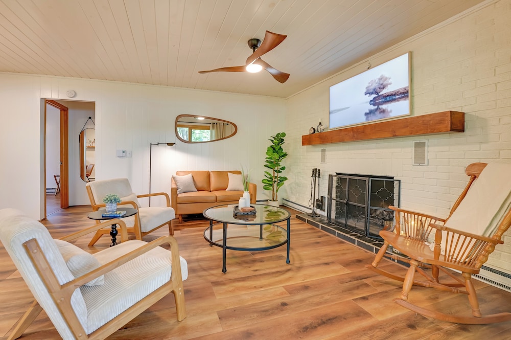 Waterfront Deck! Chic Lower Scott Lake Cottage