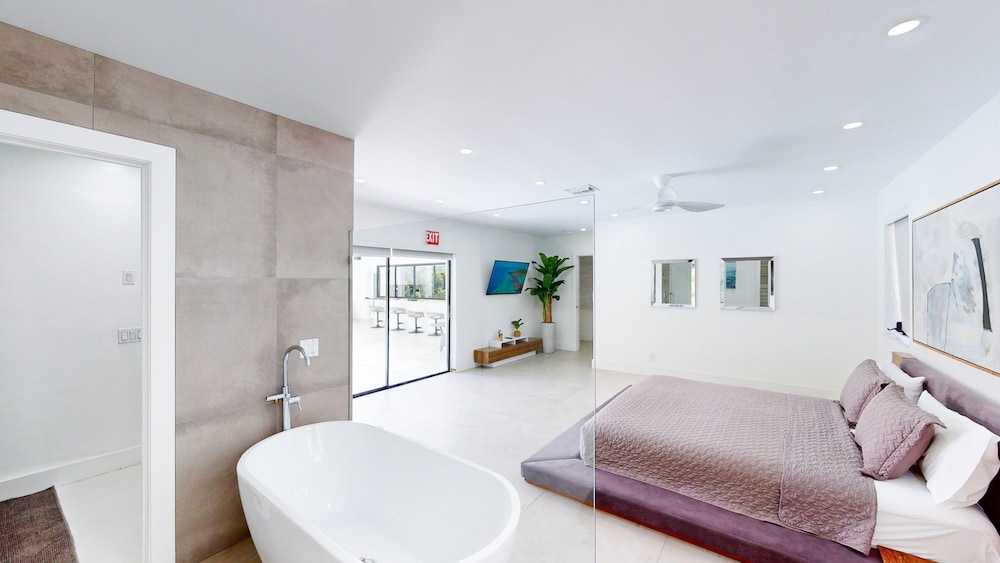 Villa Shapira 6BR Luxurious Designer Home With Heated Pool