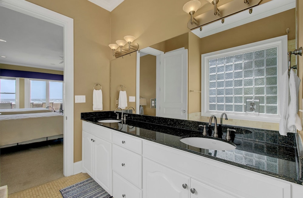 114 Ocean Boulevard by Avantstay Beachfront Infinity Pool Basketball Court Recently Renovated