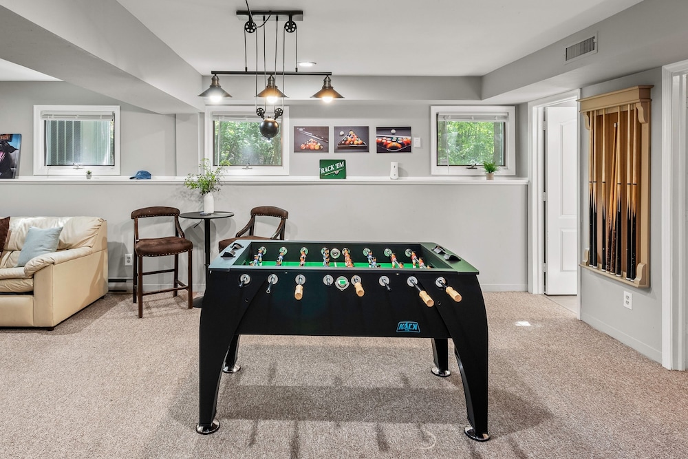 The Boulder Inn by Avantstay Indoor Hot Tub Game Room Outdoor Fire Pit
