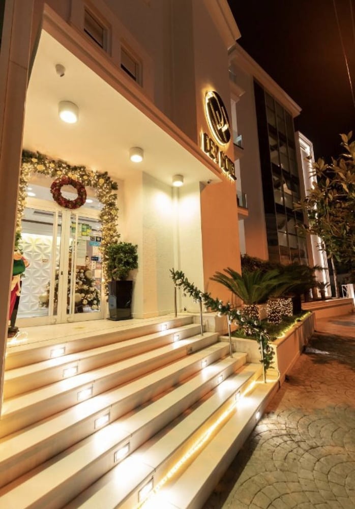 Demi Hotel 12