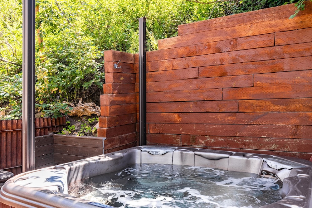 Red Hawk by Avantstay Charming Cabin w Theatre Spa 5mins to Deer Valley Mtn