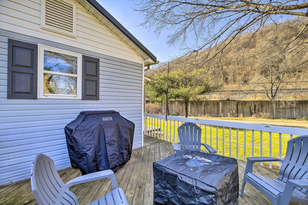 Pet-friendly Charleston Home w/ Fenced Yard!