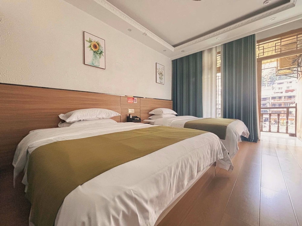 Fenghuang Oldtown Fuyuan Riverside Hotel