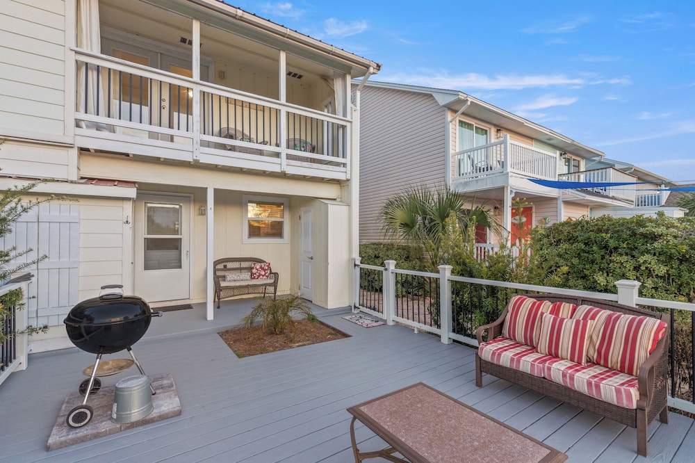 Searenity Awaits: 2-bd, 2-ba Coastal Escape! Perfect for 5! Pet Friendly!