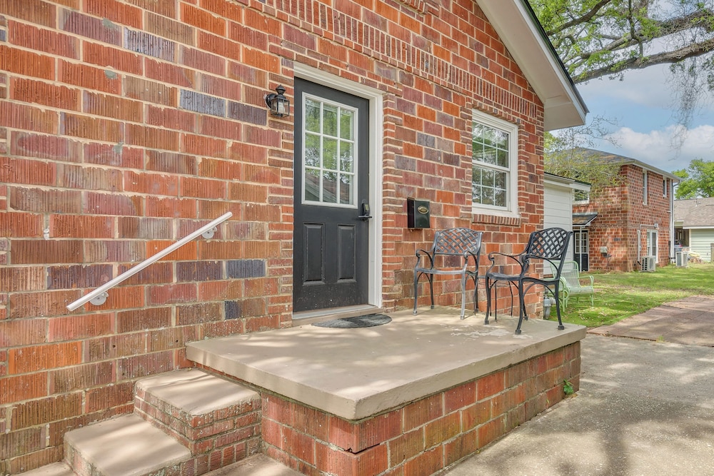 3 Blocks to Pensacola Bay: Charming Apartment!