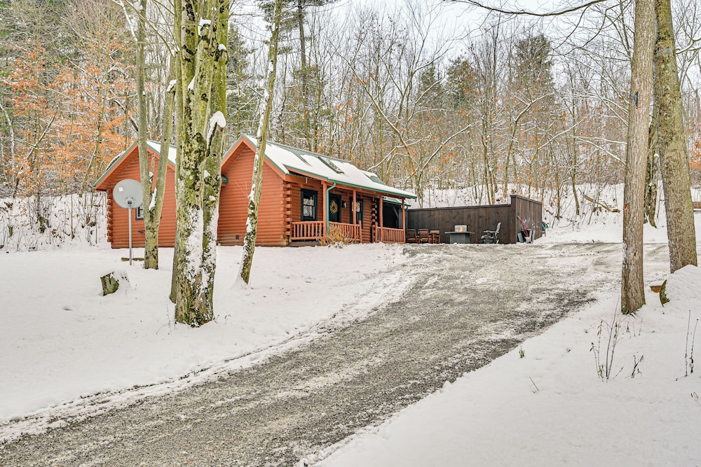 Peaceful Cabin w/ Hot Tub in Dundee: Dogs Welcome