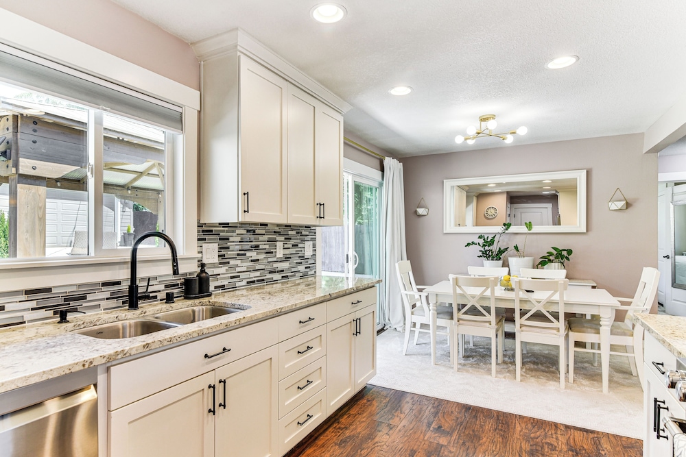7 Mi to Vancouver Waterfront: Sleek Home w/ Yard!