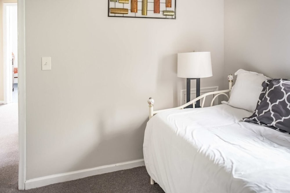 Spacious 3-bed Suite in Browntown, Near Dining & Fun