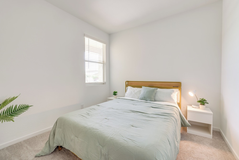 10 Mi to Downtown: Suburban Phoenix Home