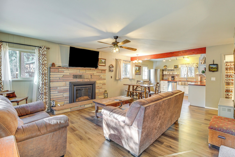 Secluded Cabin w/ Furnished Deck in Scenic Pinetop