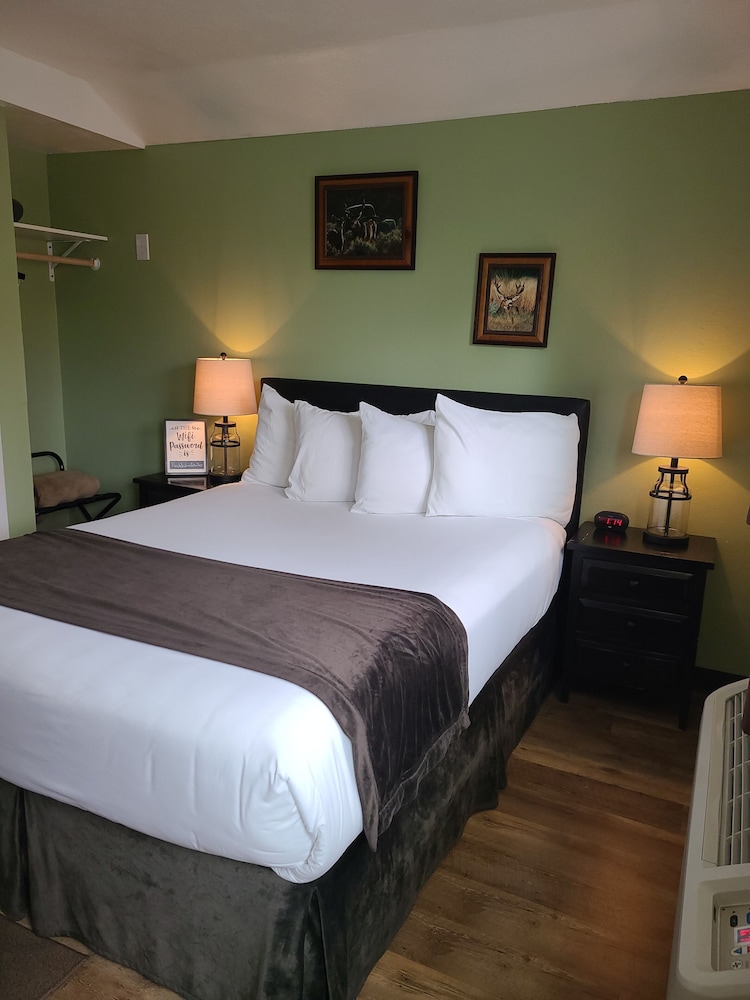 Lamplighter Cabins & Suites