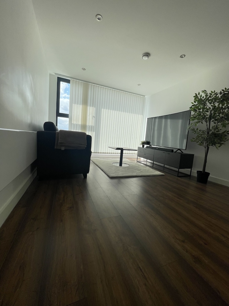 Luxury 2-bed Apartment in Manchester With Parking view 2