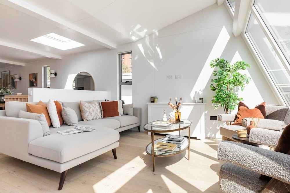 Cheyne Walk Houseboat by Onefinestay