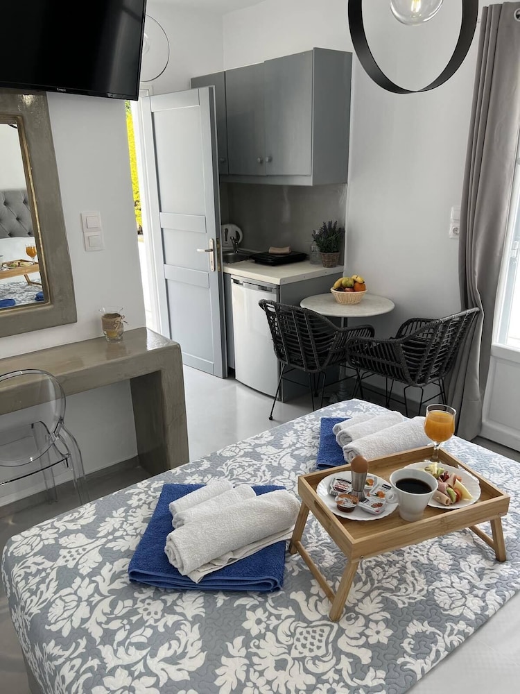 Zoumis Residence
