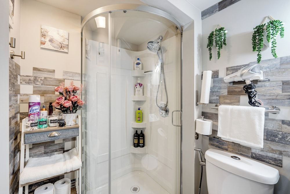 1 Mi to Dtwn Elgin: Dutch Colonial w/ Lovely Patio