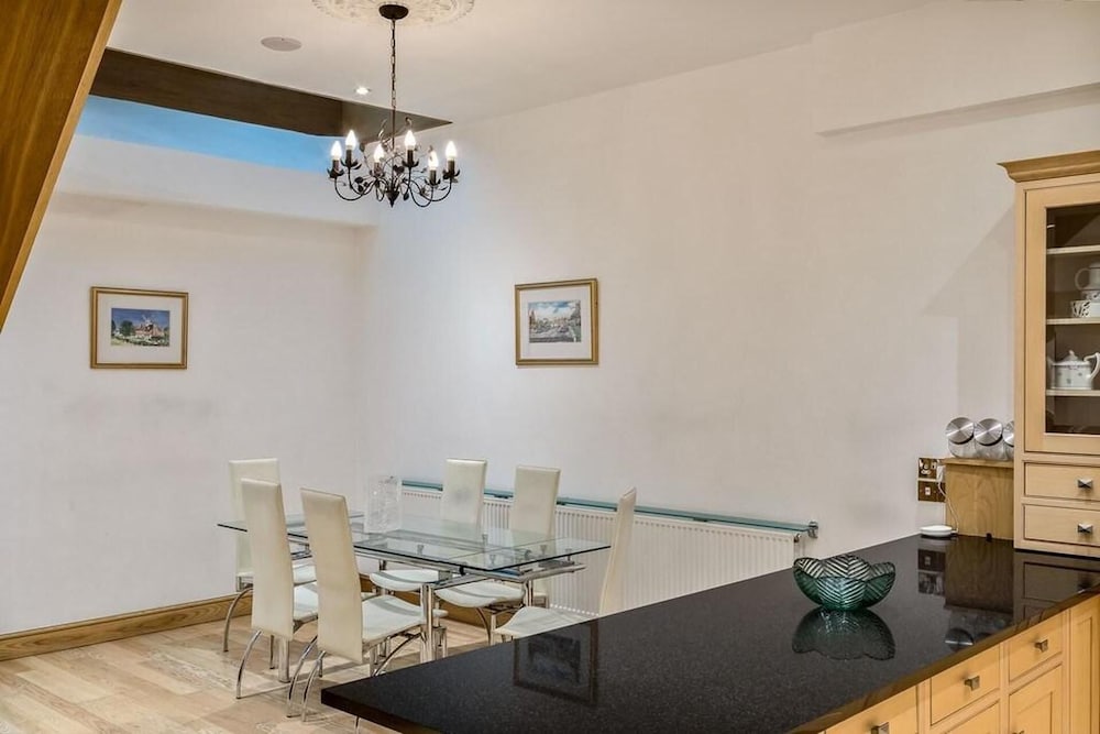 Specious Family Kensington 5-bed House, Sleeps 12