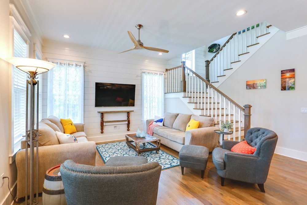 Family-friendly Santa Rosa Home: Walk to Beach!