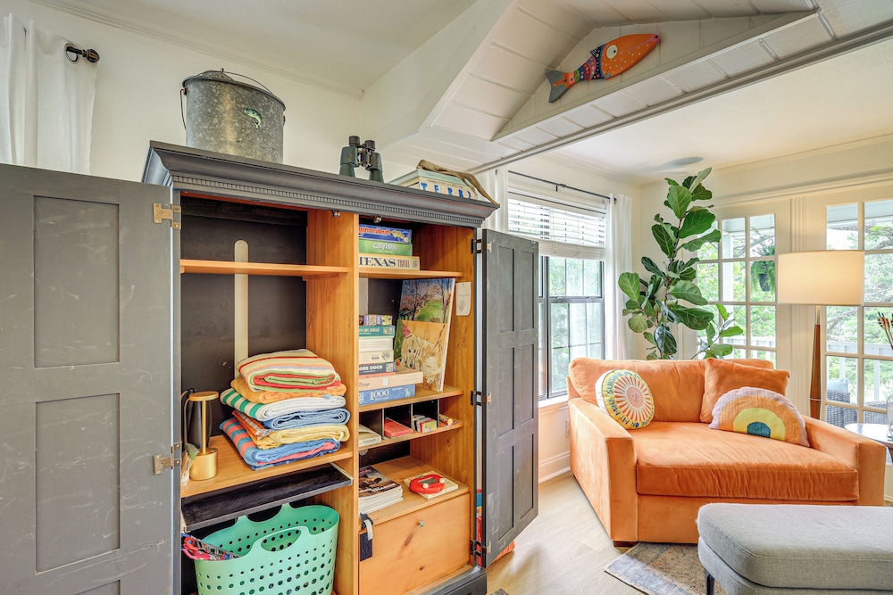 Mod on the Guad Home w/ Lake Mcqueeney Views!