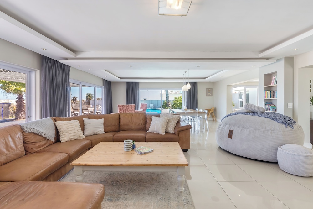Beachfront, Private Pool, Pizza Oven, Pool Table, Fast Internet, Family Friendly