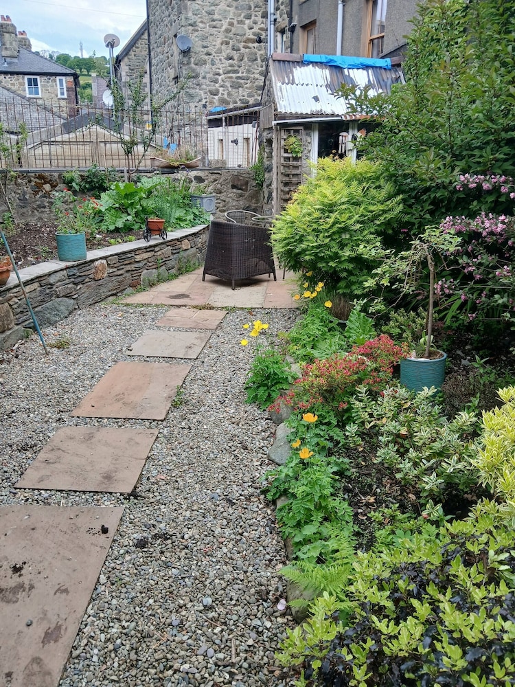 Charming Dolgellau Townhouse With Garden, Perfect for Families