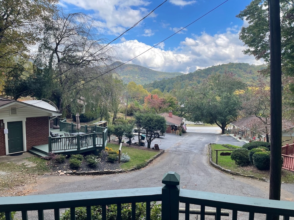 Mountain Aire Cottages, Inn, & Glamping view 4