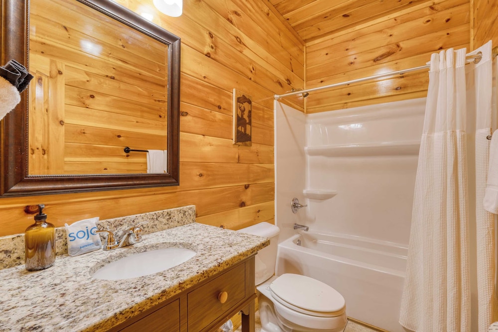 56-guest Retreat Panoramic Views, Hot Tubs, Game Room & Theater Seasonal Outdoor Pool Near Dollywood, Gatlinburg