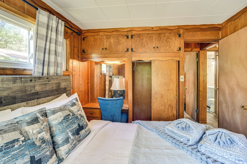 Dog Friendly: Cabin w/ Yard & Mtn Views in Cascade