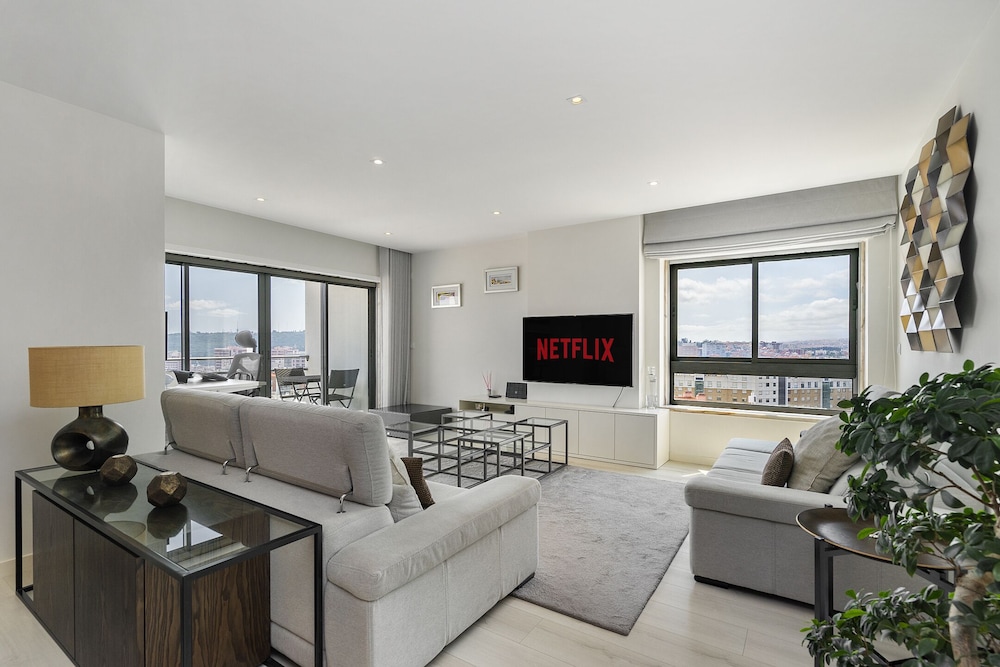 Family Condo: Urban Retreat W/Parking, Ac, Elevator In Great Location