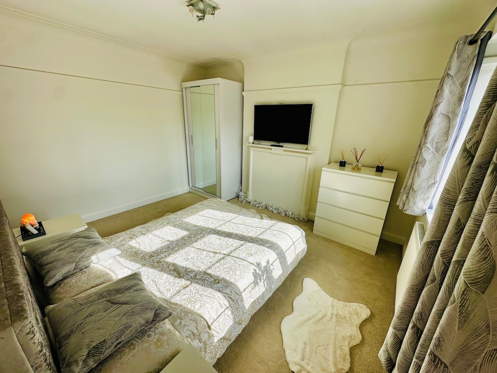 Gerrardscross - Stay4 - Parking - Petsok - Wembley