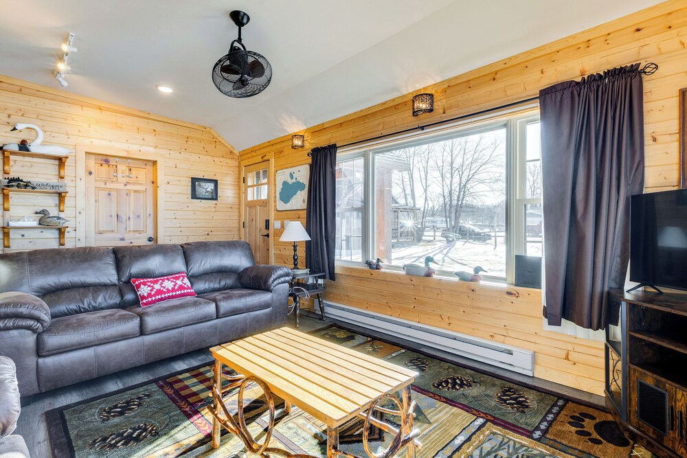 Lakefront Cabin w/ Shared Beach in Cecil!