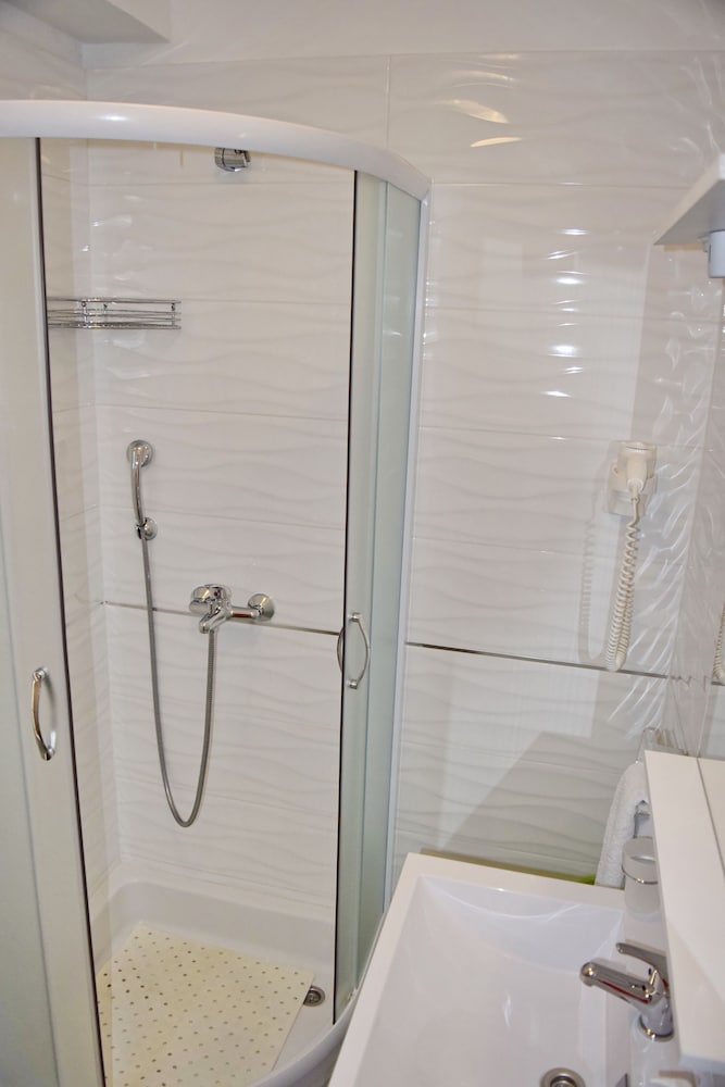 Jele Rooms