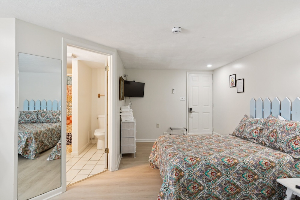 Dave's Last Resort Poolside - Long Stay Discount - Comforting Cabin 2 1 Bedroom Hotel Room