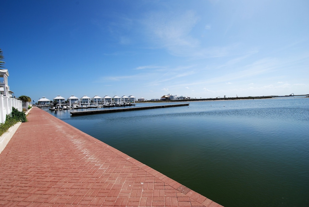 Avalon - Townhouse At The Shores 4 Bedroom Home by RedAwning view 5