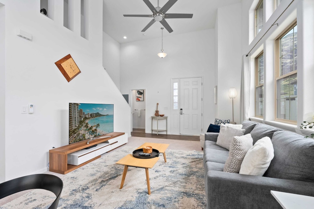 @marbella Lane - Elegant 3BR w/ Marvelous Views