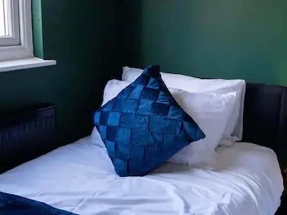 2-bed - Sleeps 4 - Pet Friendly & Free Parking
