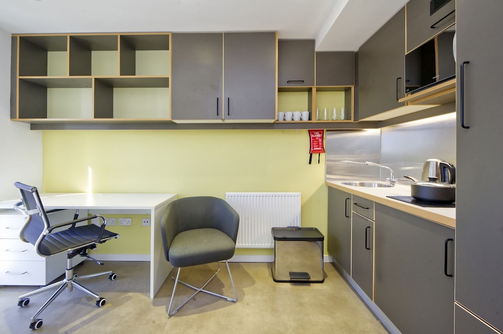 Practical Student Studio in Lively Hammersmith