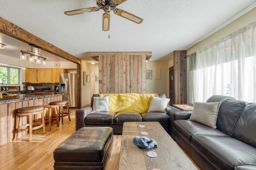 Lodge Trails, Hot Tub, Walk to Cornet Bay