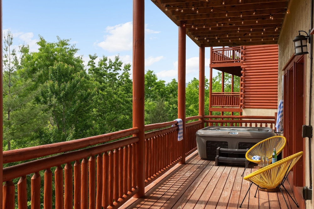 Smoky Ridge Newly Renovated Cabin w Indoor Pool Game Room Theater