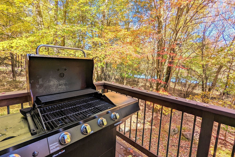 Elk Hollow by Avantstay Lakefront Chalet w Game Room Fire Pit