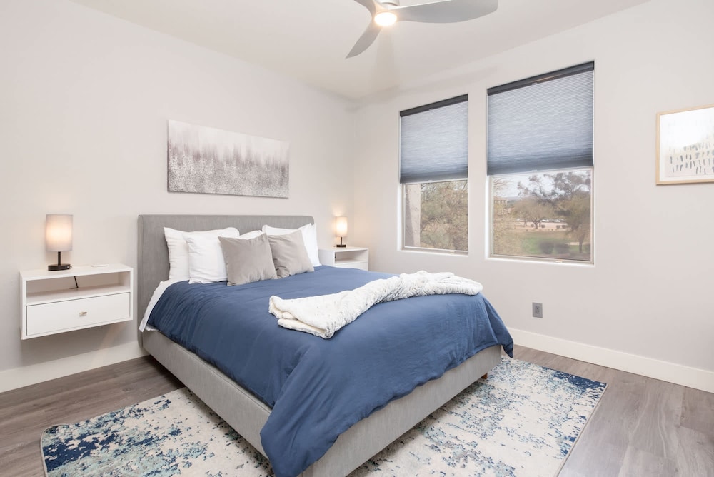 Lux Scottsdale Condo Overlooks 9th Hole Near Golf
