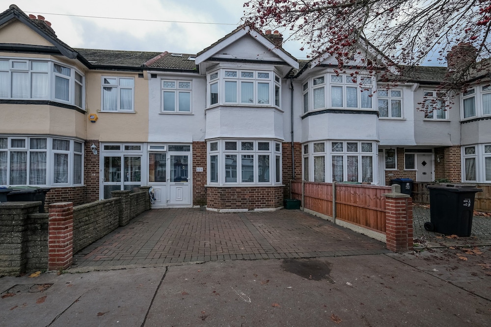 Spacious 5BR 3BA Serviced Hse in Croydon