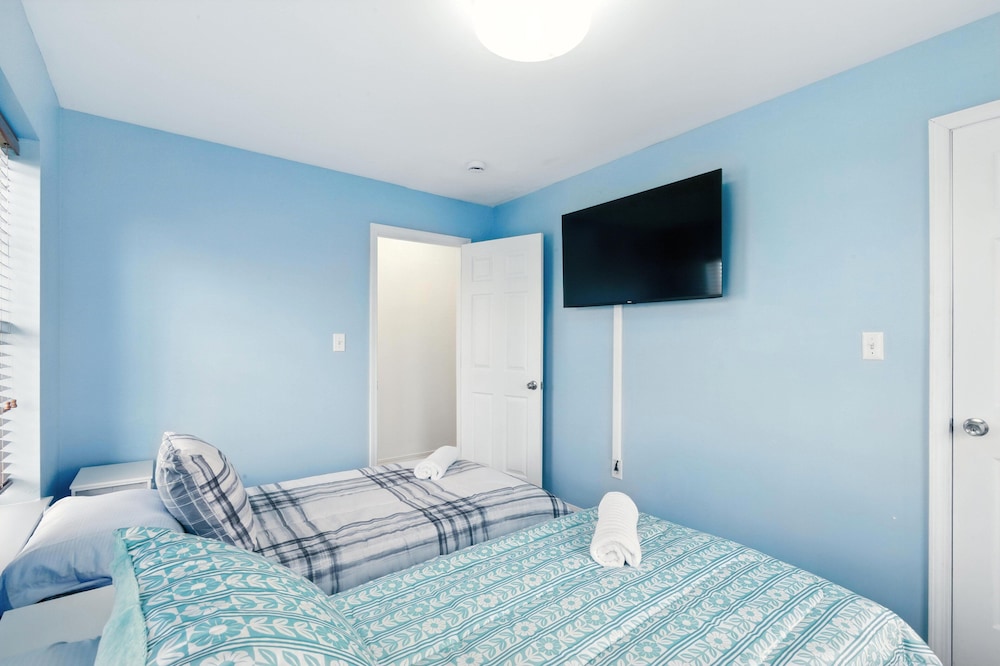 Stylish 3br Retreat Walk To Beach & Boardwalk 3 Bedroom Home