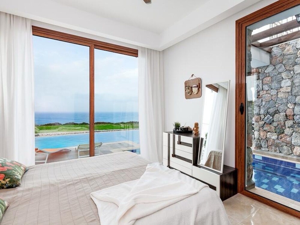 Luxurious Villa With Breathtaking Seaview