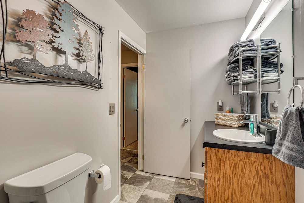 Hike, Fish & Golf: Condo 5 Mi to Ozone Falls!
