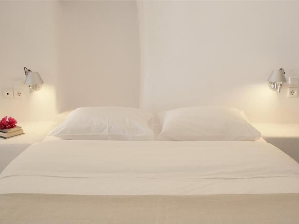 Villa - Sleeps 10 - Pool - Garden - Parking view 2