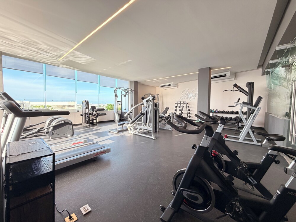 LUX 1 BDR OCEAN VIEW 1 BLOCK TO BEACH