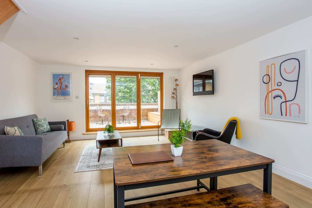 Spacious 3 Bedroom Apartment With Large Balcony