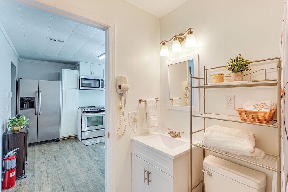 Close to Shops, Eats & Hospital: Roxboro Retreat